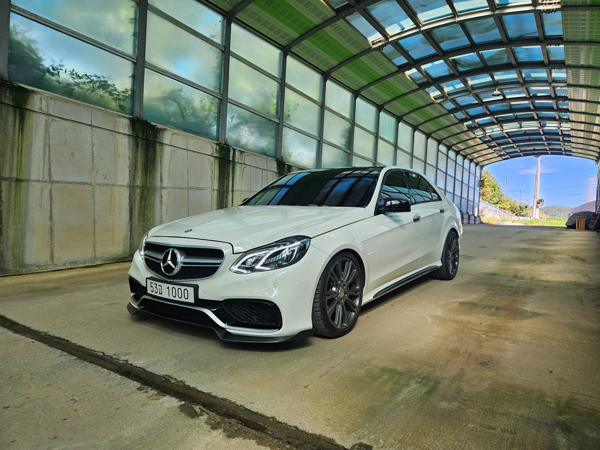 MERCEDES-BENZ E-CLASS - View 1