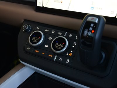 LAND ROVER DEFENDER - 10