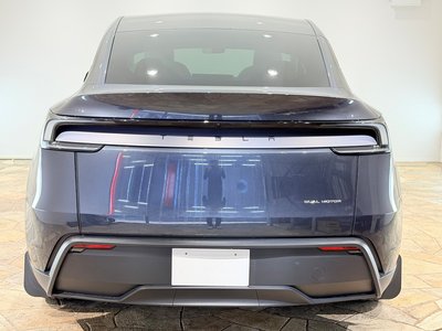 TESLA MODEL Y - 8