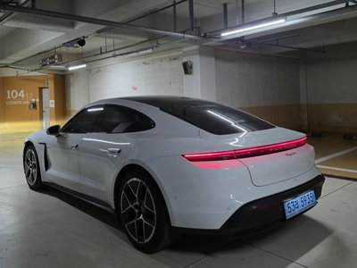 PORSCHE TAYCAN - 8