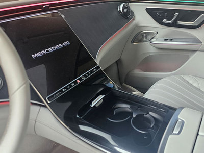 MERCEDES-BENZ EQE - 9