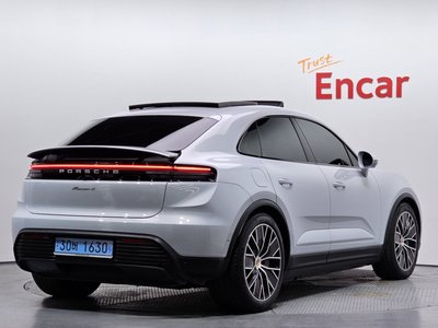 PORSCHE MACAN - 4