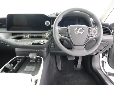 صورة 9 لـ 2025 Lexus LS