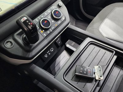 LAND ROVER DEFENDER - 9