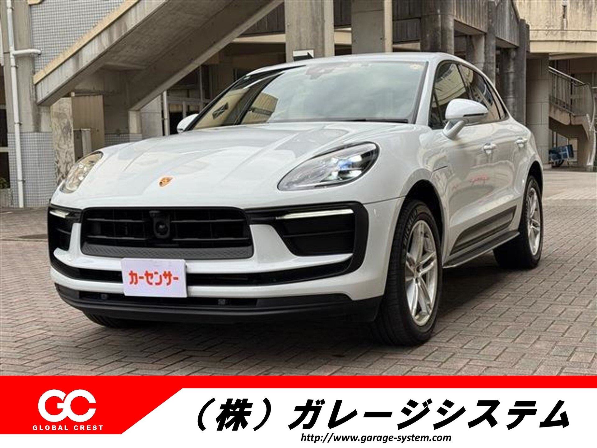 PORSCHE MACAN - View 1