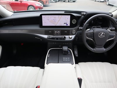 2024 Lexus LS photo 8
