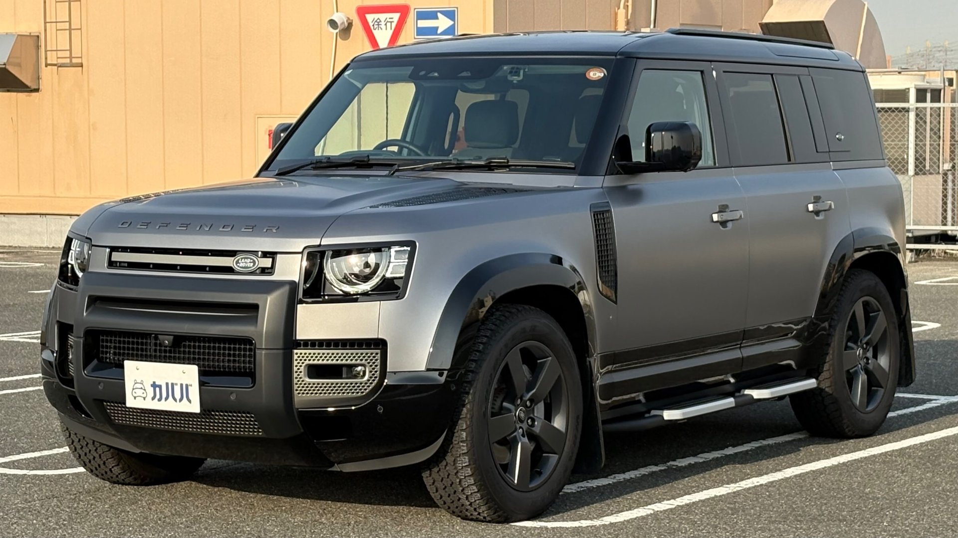 LAND ROVER DEFENDER - View 1