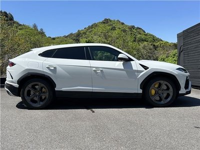 LAMBORGHINI URUS - 4