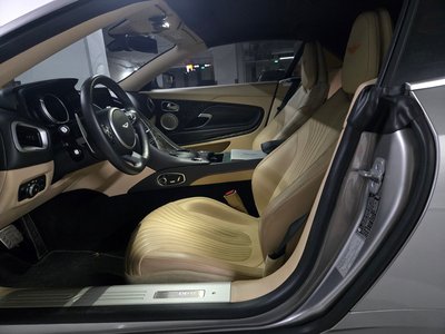 ASTON MARTIN DB11 - 5