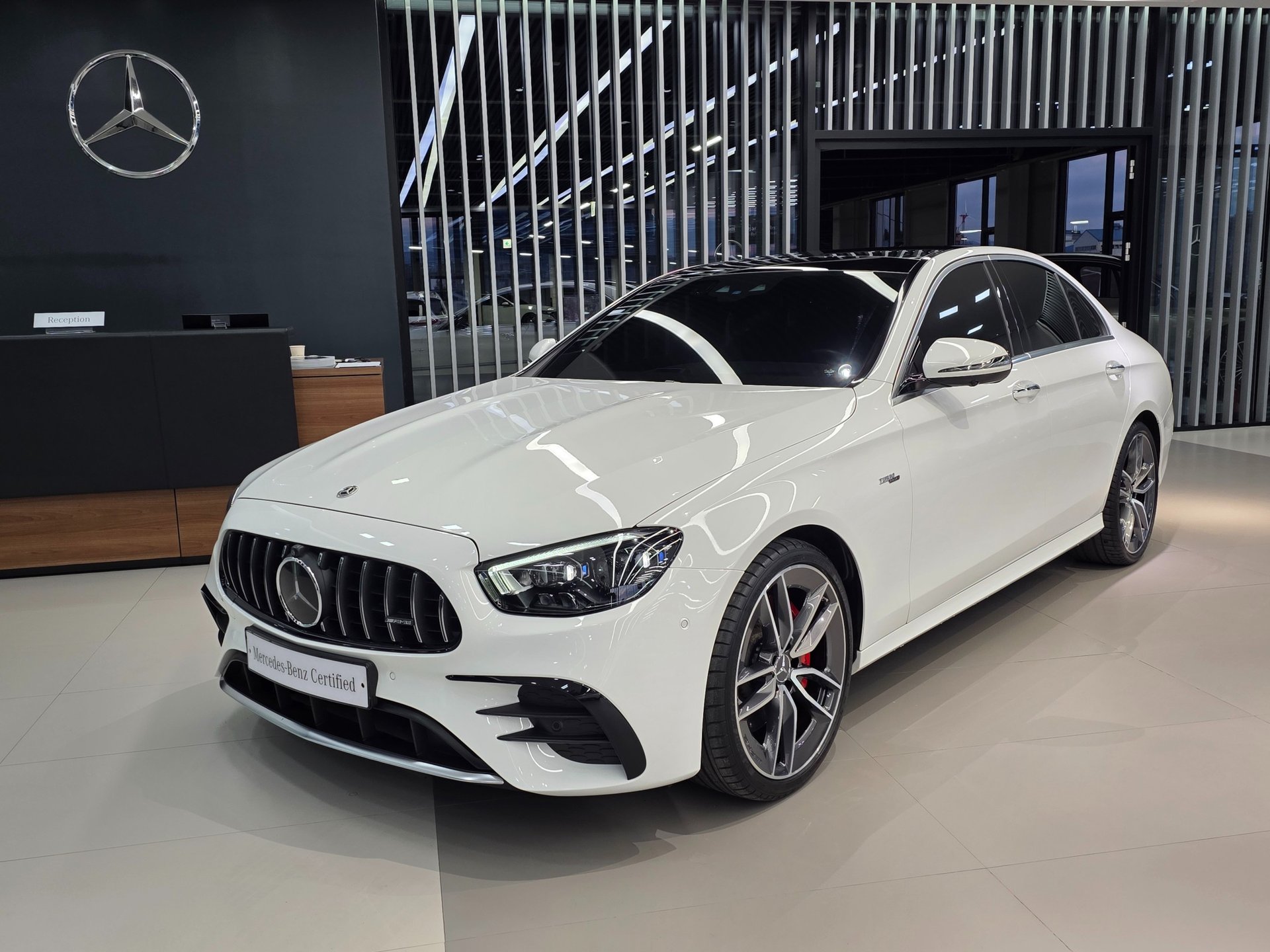 MERCEDES-BENZ E-CLASS - View 1