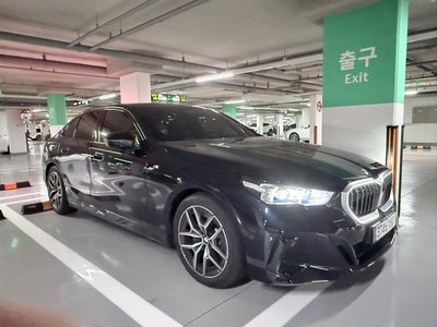 2025 BMW 5 SERIES 照片 2