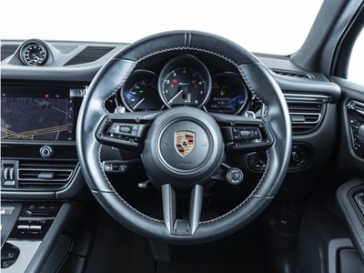 PORSCHE MACAN - 8