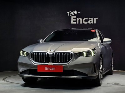 2025 BMW 5 SERIES 照片 2