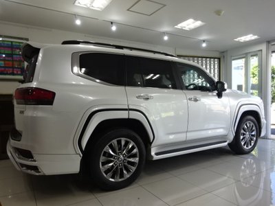 TOYOTA LAND CRUISER 300 - 8