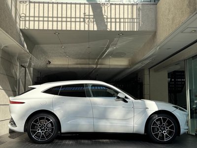 ASTON MARTIN DBX - 10