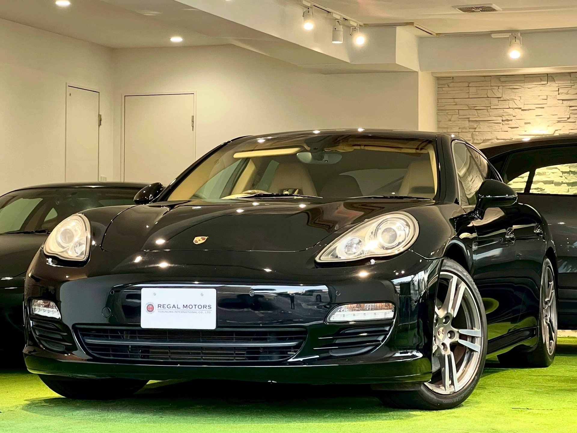 PORSCHE PANAMERA - View 1