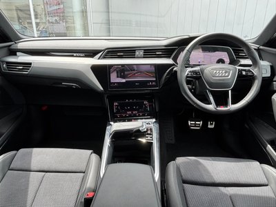 AUDI Q8 - 3