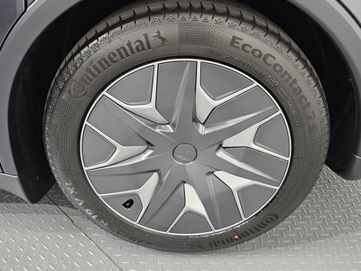 TESLA MODEL Y - 8