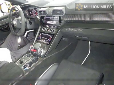 LAMBORGHINI URUS - 3