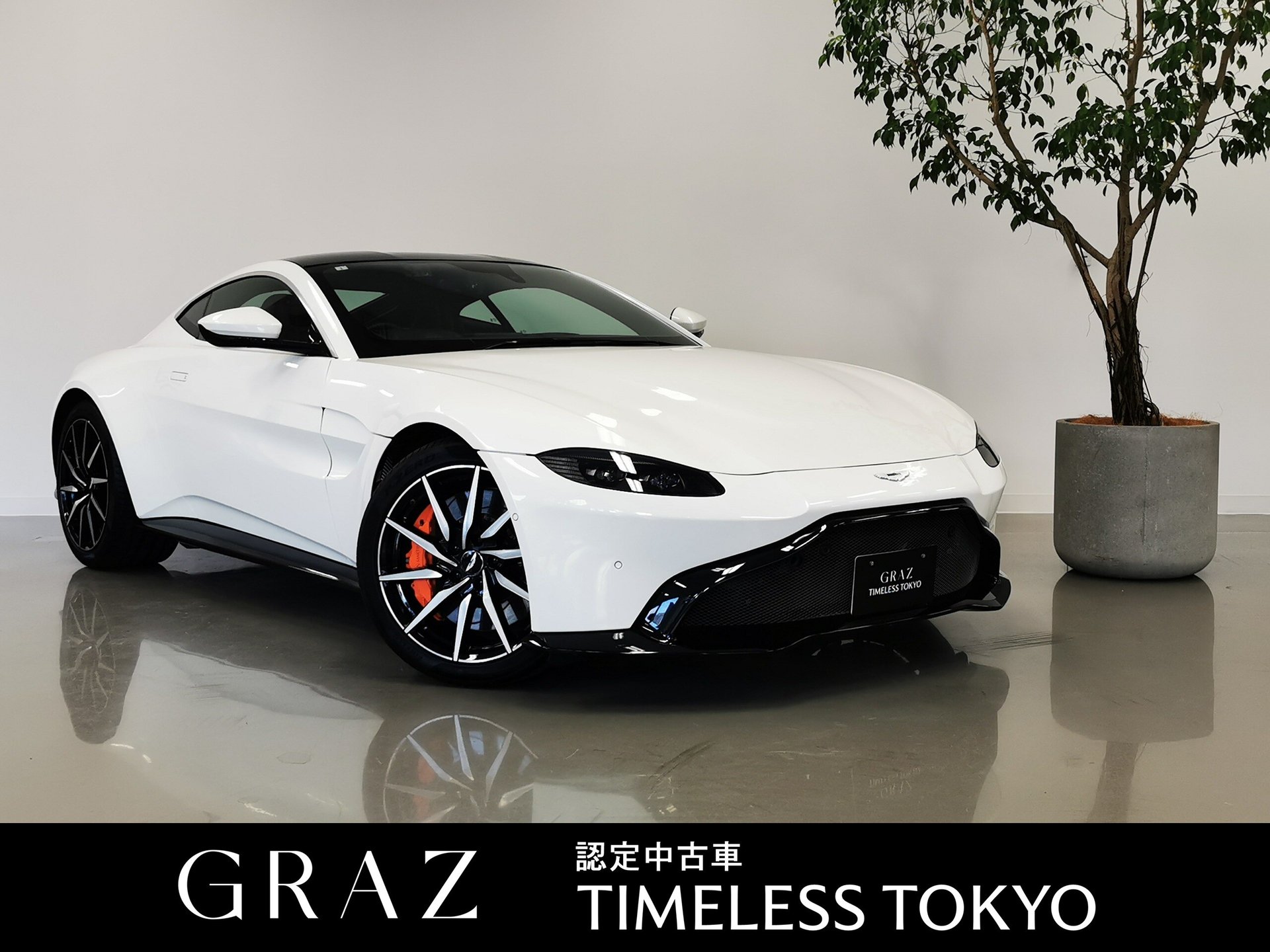 ASTON MARTIN VANTAGE - View 1