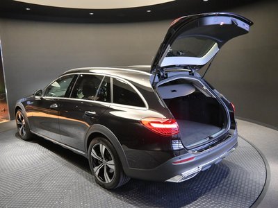 2025 MERCEDES-BENZ C-CLASS photo 8