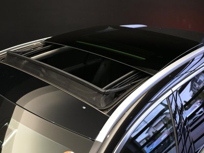 2025 MERCEDES-BENZ C-CLASS photo 9