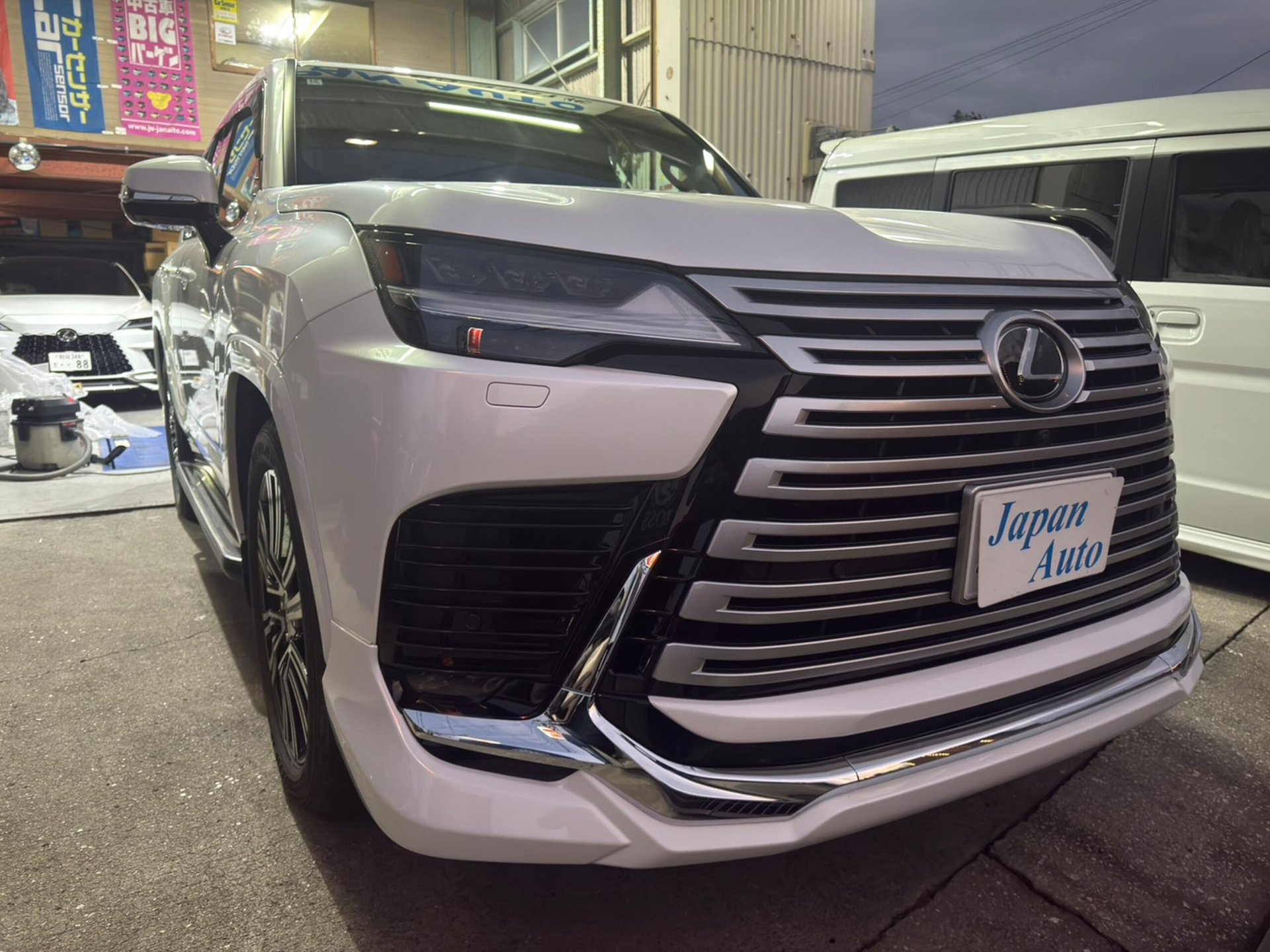 LEXUS LX - View 1