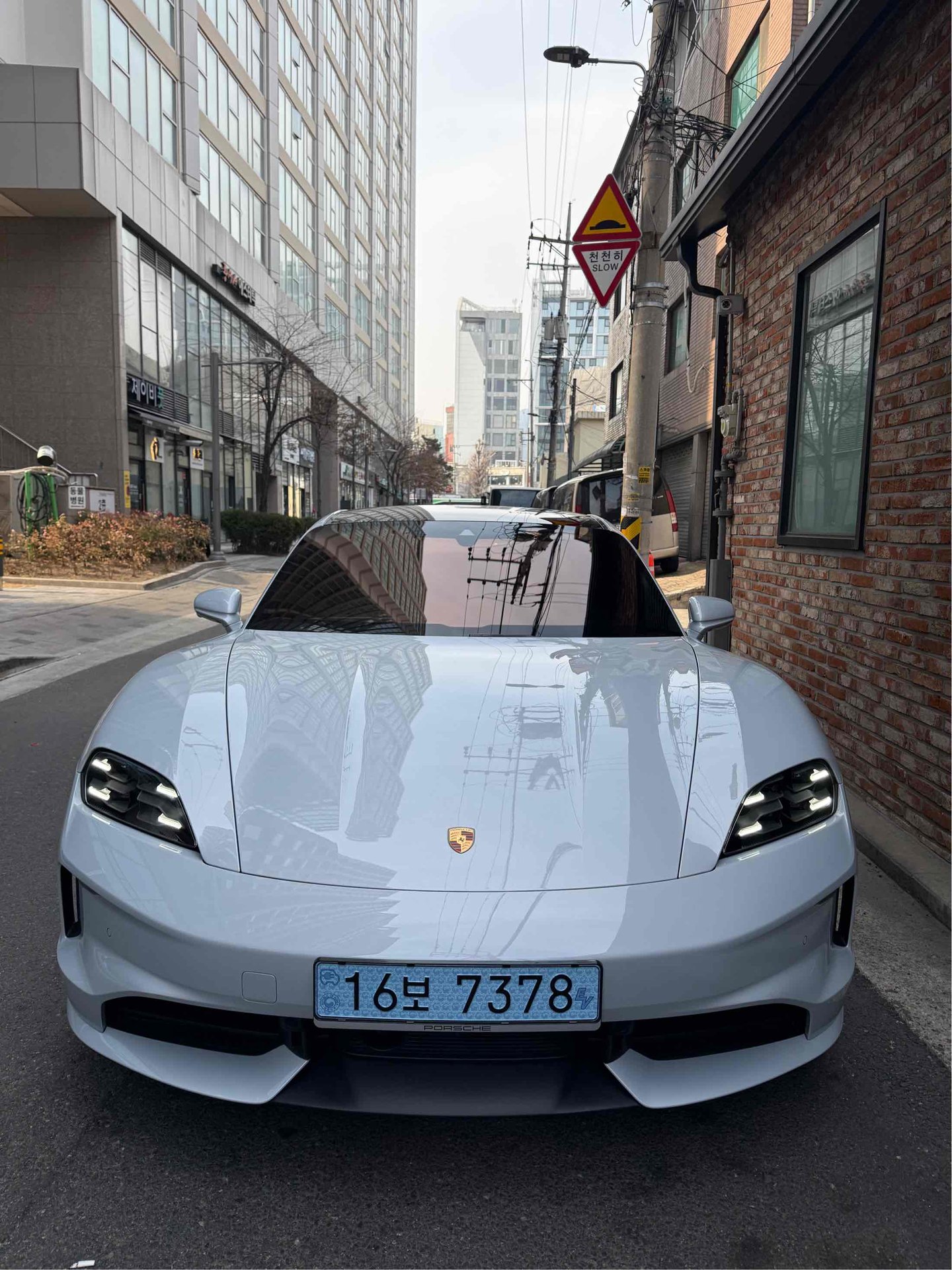 PORSCHE TAYCAN - View 1