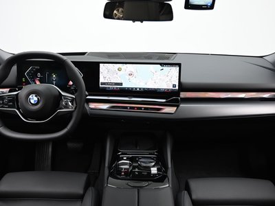 2025 BMW 5 SERIES — фото 4