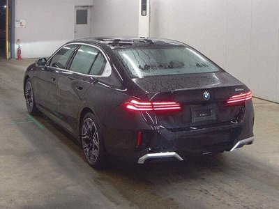 2025 BMW 5 SERIES — фото 2
