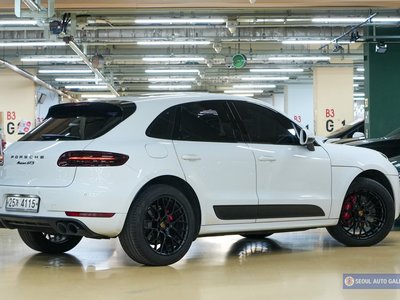 PORSCHE MACAN - 4