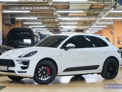 PORSCHE MACAN - 1