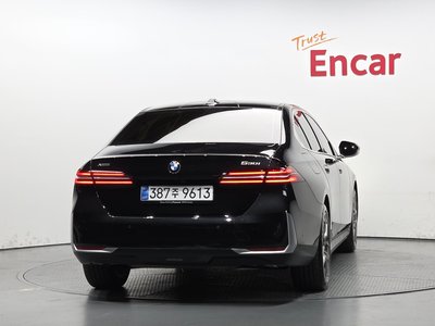 2025 BMW 5 SERIES — фото 3