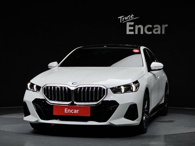 2025 BMW 5 SERIES 照片 2
