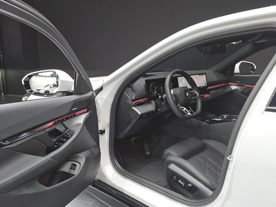 صورة مصغرة 13 لـ 2025 BMW 5 SERIES