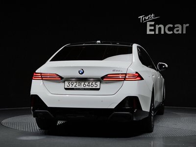 2025 BMW 5 SERIES 照片 3