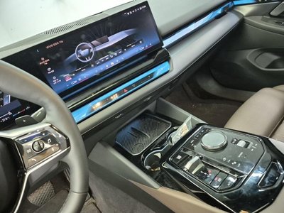 2025 BMW 5 SERIES — фото 10