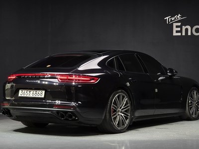 PORSCHE PANAMERA - 4