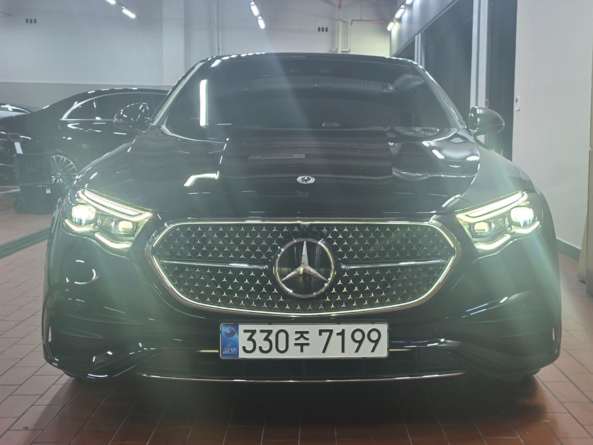 MERCEDES-BENZ E-CLASS - View 1