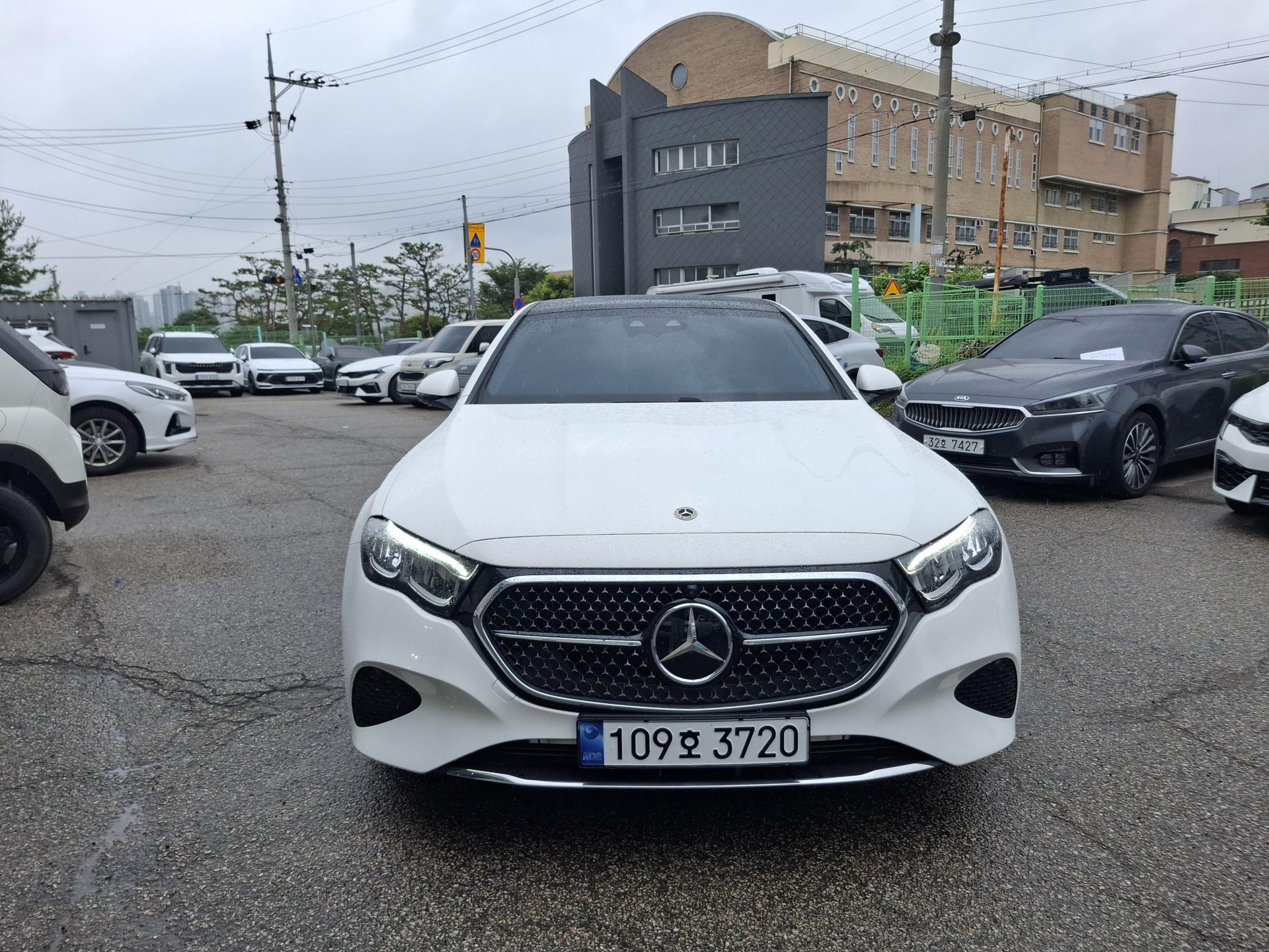 MERCEDES-BENZ E-CLASS - View 1