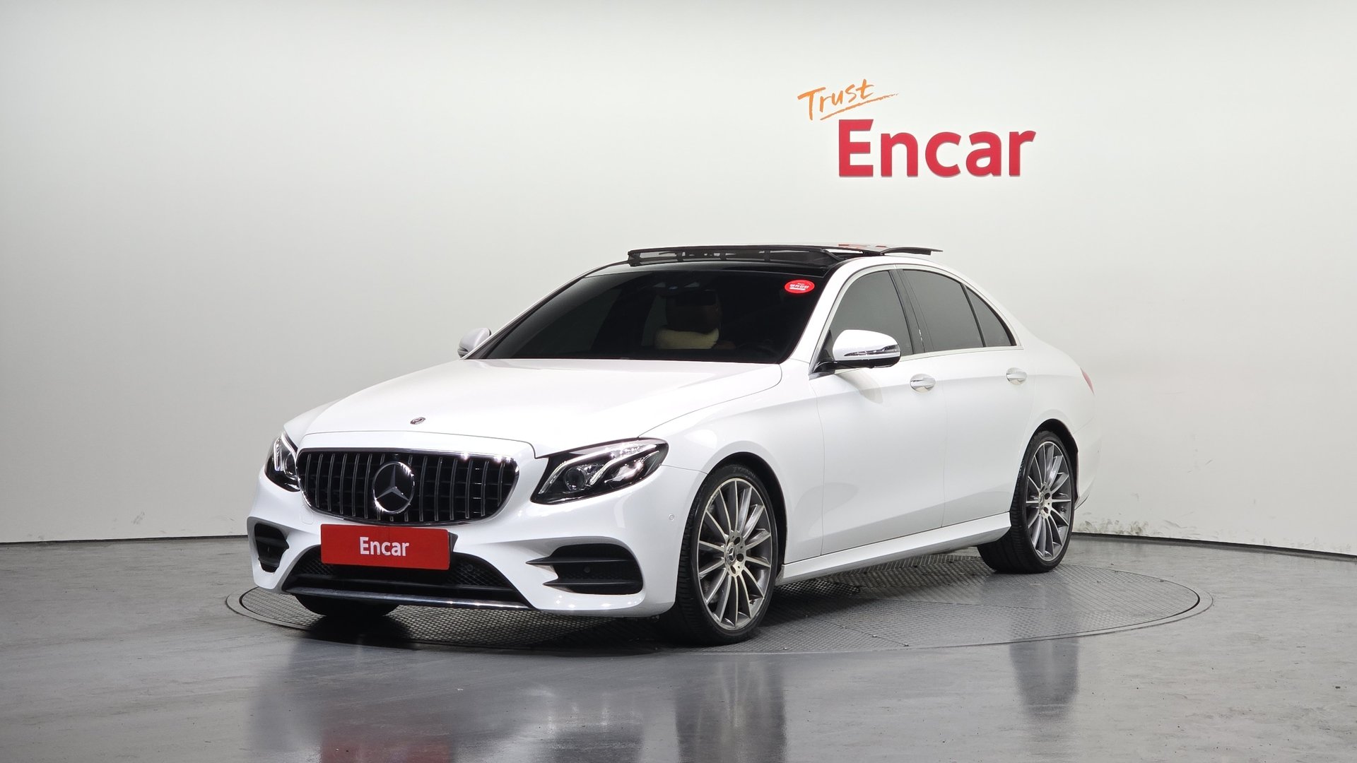 MERCEDES-BENZ E-CLASS - View 1