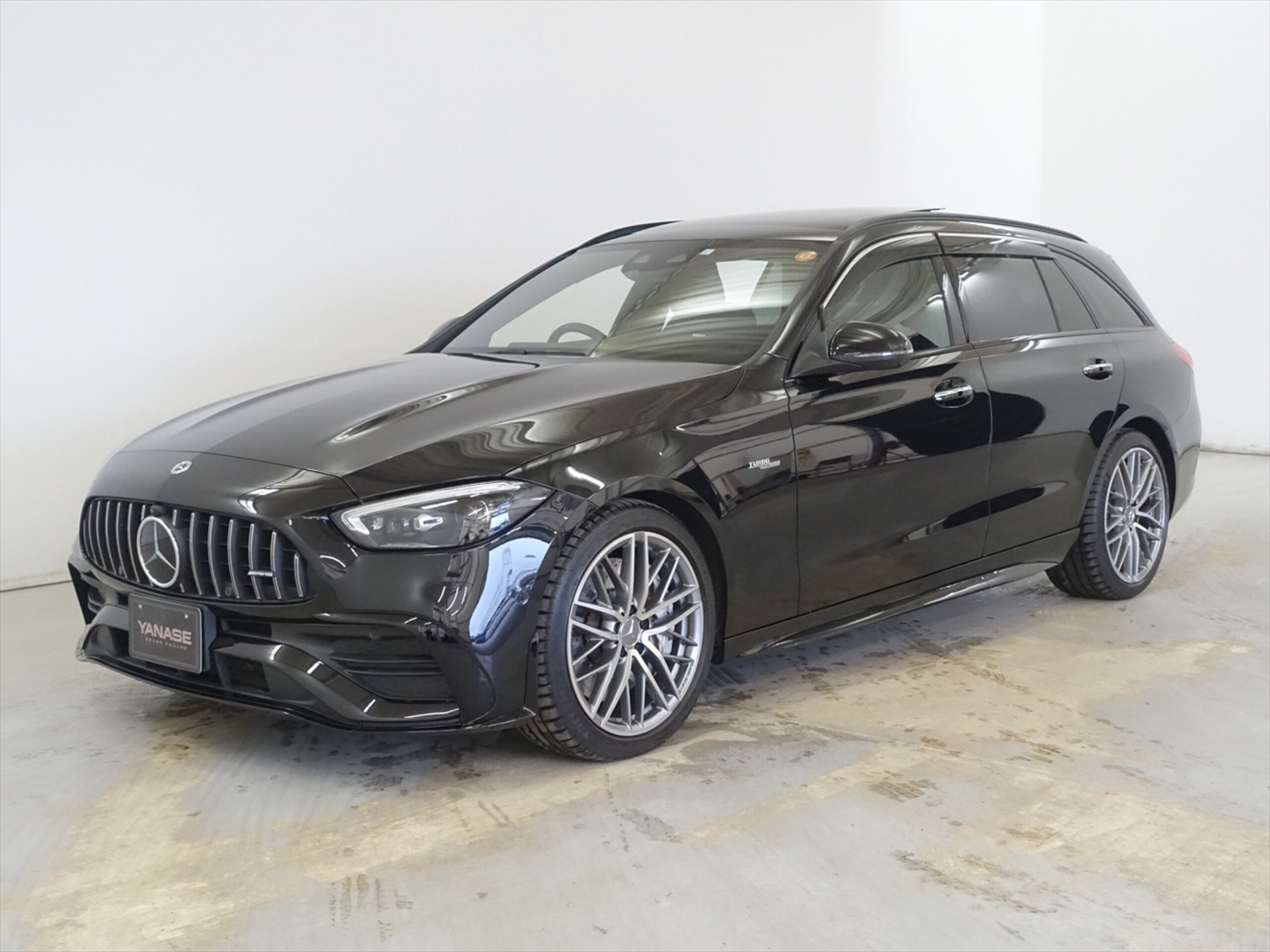 MERCEDES-BENZ C-CLASS WAGON AMG - View 1