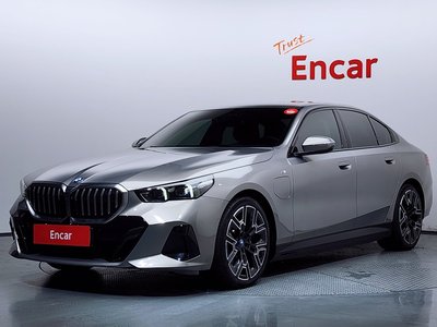 2025 BMW 5 SERIES photo 1