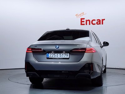 2025 BMW 5 SERIES photo 4