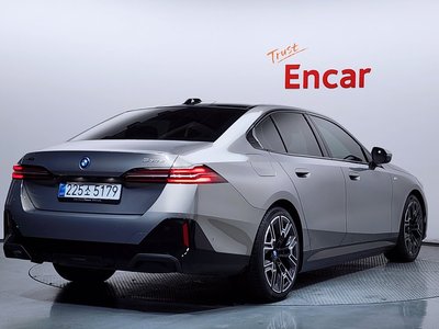 2025 BMW 5 SERIES photo 3