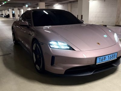 صورة 2 لـ 2025 Porsche TAYCAN