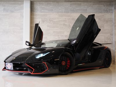LAMBORGHINI AVENTADOR - 1