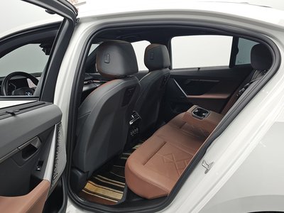 صورة مصغرة 18 لـ 2024 BMW 5 SERIES