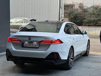 2024 BMW 5 SERIES — фото 2