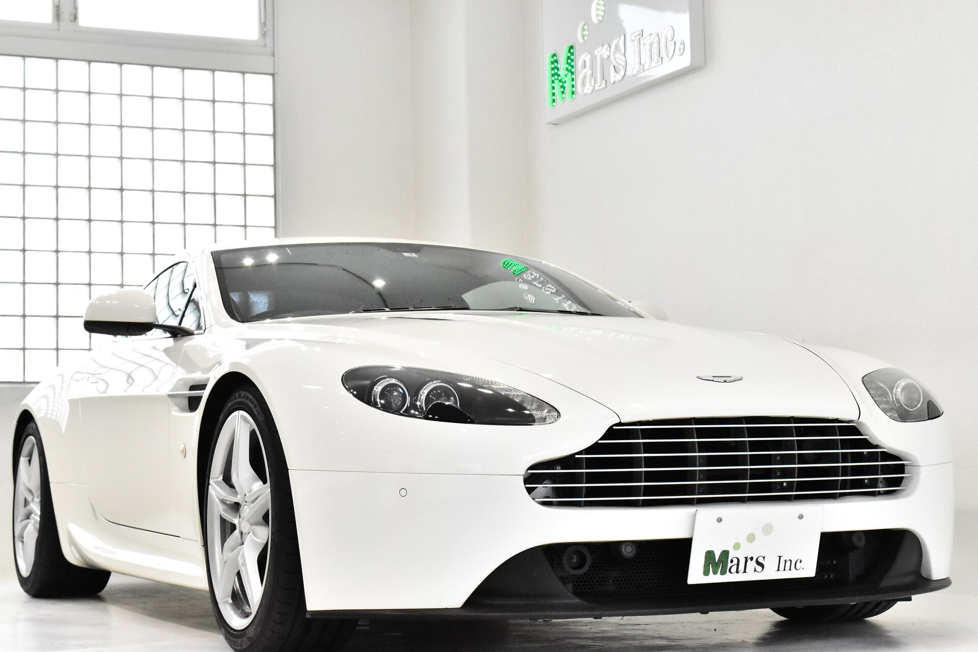 ASTON MARTIN V8 - View 1